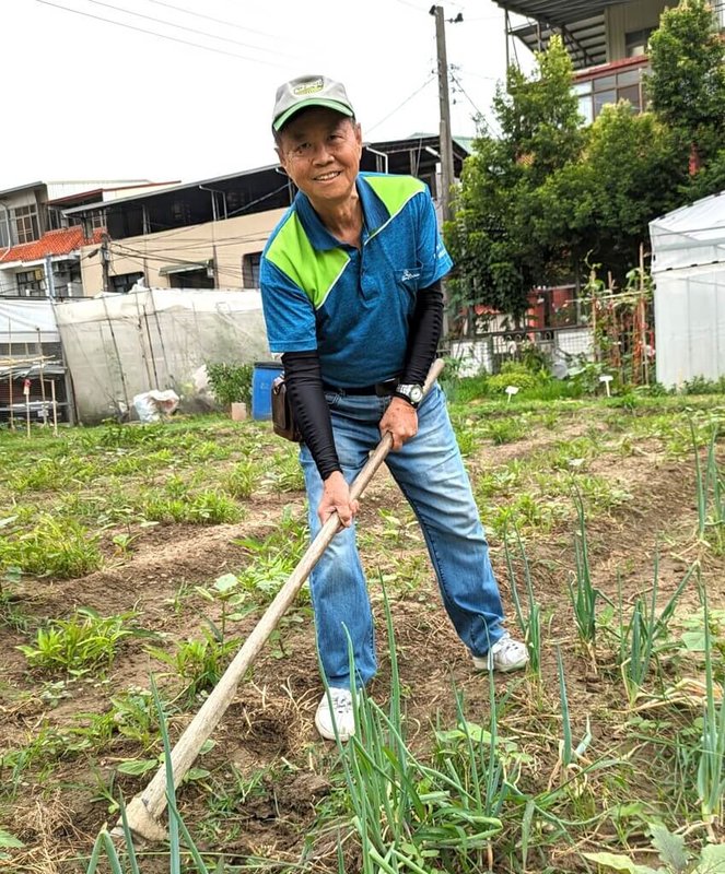 嘉義市社區大學自然農法分享班班長龔金山（圖）成立好自然農業社及社區服務團，服務利他，榮獲教育部「全國終身學習楷模選拔」學習者組特優。（嘉義市政府提供）中央社記者姜宜菁傳真  113年8月13日