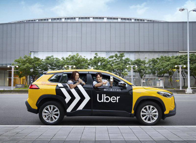 雙人音樂組合動力火車成為叫車平台Uber「優步小黃」代言人，14日公布品牌廣告「Uber也有小黃」，並創意改編兩人經典歌曲「忠孝東路走九遍」為「忠孝東路攔九遍」。（Uber提供）中央社記者汪淑芬傳真  113年8月14日