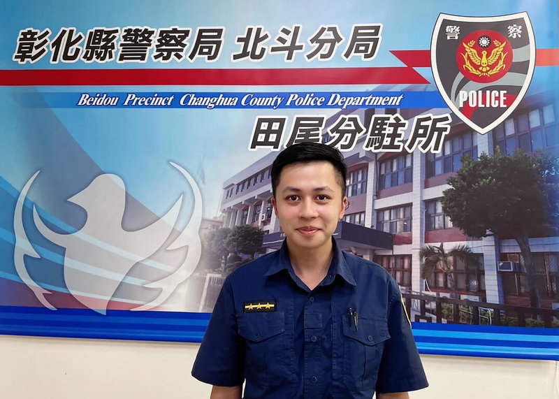 彰化縣田尾鄉張姓男子經濟困頓,颱風凱米過境導致房屋毀損漏水,田尾分駐所警員林耕竹(圖)得知後回報,促成慈善團體14日前往協助修繕房屋。(警方提供)中央社記者鄭維真傳真 113年8月14日