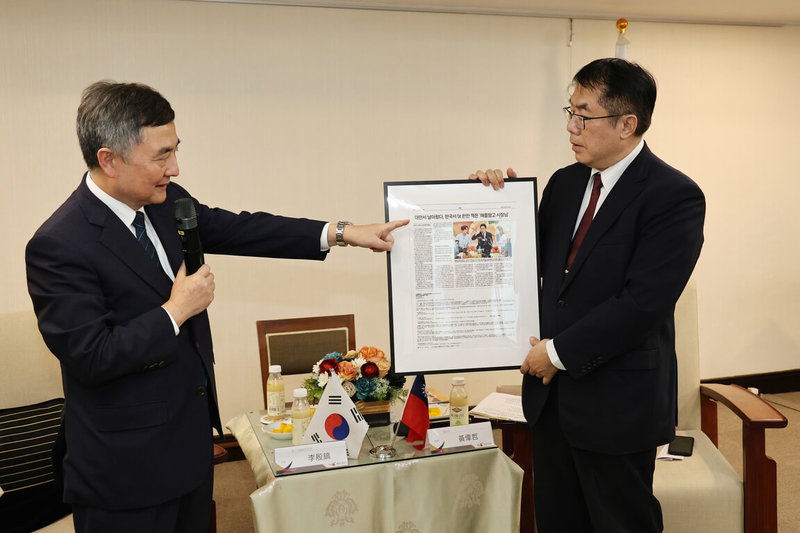 駐台北韓國代表部代表李殷鎬（左）14日前往台南拜會台南市長黃偉哲（右），雙方共同討論韓國和台南的科技、文化、觀光等合作交流。（台南市政府提供）中央社記者張榮祥台南傳真  113年8月14日