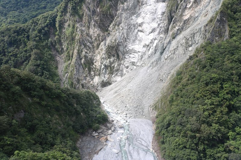 0403地震後，林業及自然保育署花蓮分署調查發現，木瓜溪上游邊坡崩塌、土石阻塞河道，形成堰塞湖，14日經空勤直升機空勘，確認堰塞湖受颱風凱米豪雨沖刷，湖體已消失，潛在潰壩危機解除。（林業及自然保育署花蓮分署提供）中央社記者李先鳳傳真  113年8月14日