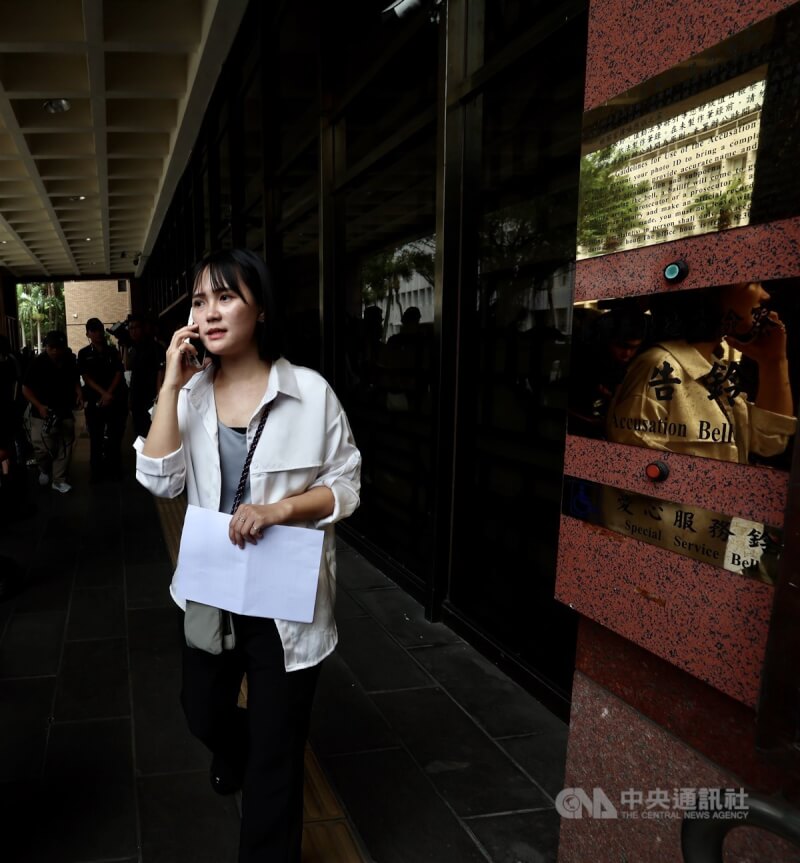 民眾黨陷政治獻金申報不實風波,引發外界關注。民眾黨發言人吳怡萱(圖)14日在台北地檢署受訪時表示,會計師擅自提整差額,是民眾黨必須捍衛清白部分,相關人員也正配合檢方搜索,因此要延後提告。中央社記者趙世勳攝 113年8月14日
