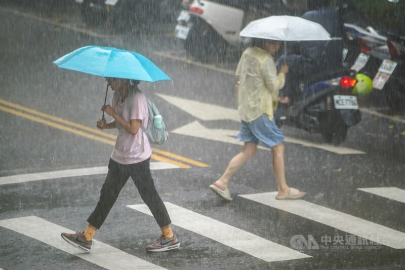 中央氣象署14日上午針對大台北等19縣市發布大雨特報，對流雲系發展旺盛，易有短延時強降雨，西半部地區及東半部山區有局部大雨發生機率。台北市松山區中午下起大雷雨，外出民眾快步過馬路躲雨。中央社記者裴禛攝　113年8月14日