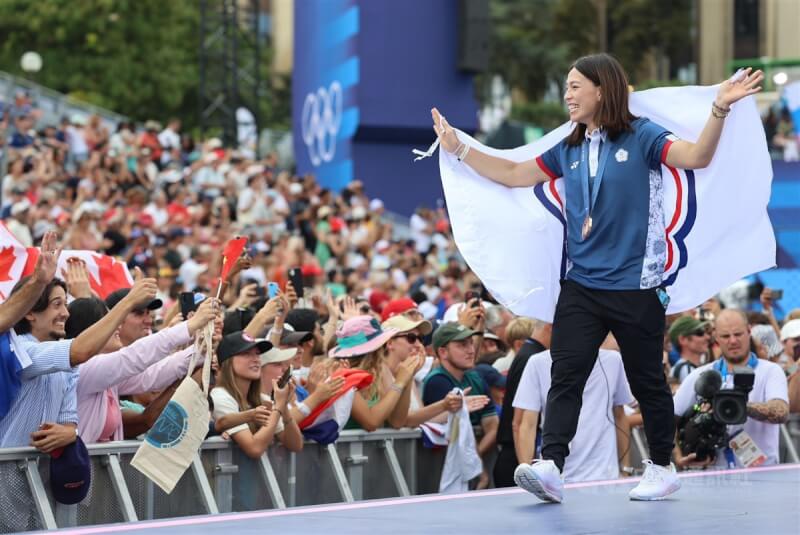 台灣舉重選手郭婞淳（右）在巴黎奧運奪銅後，帶著中華奧會會旗在冠軍公園走秀。中央社記者王騰毅巴黎攝　113年8月10日