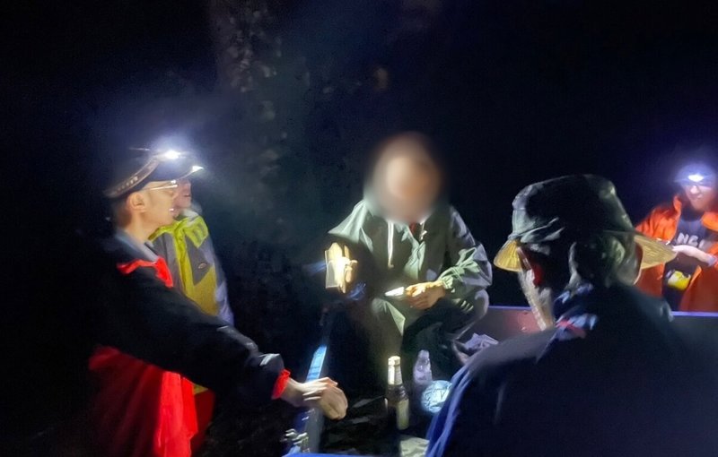 2名男性山友11日在苗栗縣泰安鄉南坑山域迷途，致電友人求援後即失聯。苗栗縣消防局獲報後在缺乏座標定定位、天候不佳等狀況下出動搜救，所幸歷經41小時後順利完成任務，獲救2人體力透支但意識清楚。（苗栗縣消防局提供）中央社記者管瑞平傳真  113年8月14日