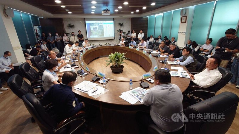 立法院交通委員會14日考察嘉縣地區交通建設,針對台37線從嘉義至台南延伸案,縣長翁章梁(前右)建議先建設新營到嘉義這段,阻礙較少,可早日滿足鄉親的期待。中央社記者蔡智明攝 113年8月14日