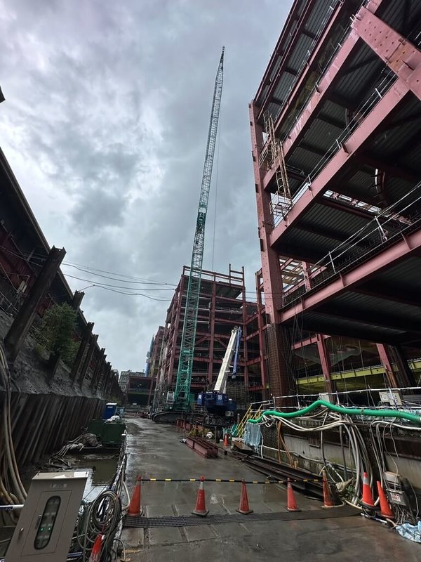 台北市14日午後降下大雷雨，萬華區萬大路的第一果菜及萬大魚類批發市場改建工程進行高空吊掛作業，導致3名工人因雷擊致傷，北市勞動局已要求停工，並將開罰。（台北市勞動檢查處提供）中央社記者陳昱婷傳真  113年8月14日