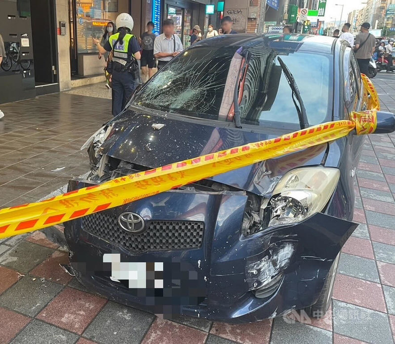 台北小巨蛋附近14日傍晚發生一起自撞車禍，56歲葉姓駕駛疑因一時暈眩導致車輛失控衝上人行道，3名路人因此受傷，警方獲報到場拉起封鎖線，其中一名傷者已無呼吸心跳，送醫搶救中。（翻攝照片）中央社記者黃麗芸傳真 113年8月14日