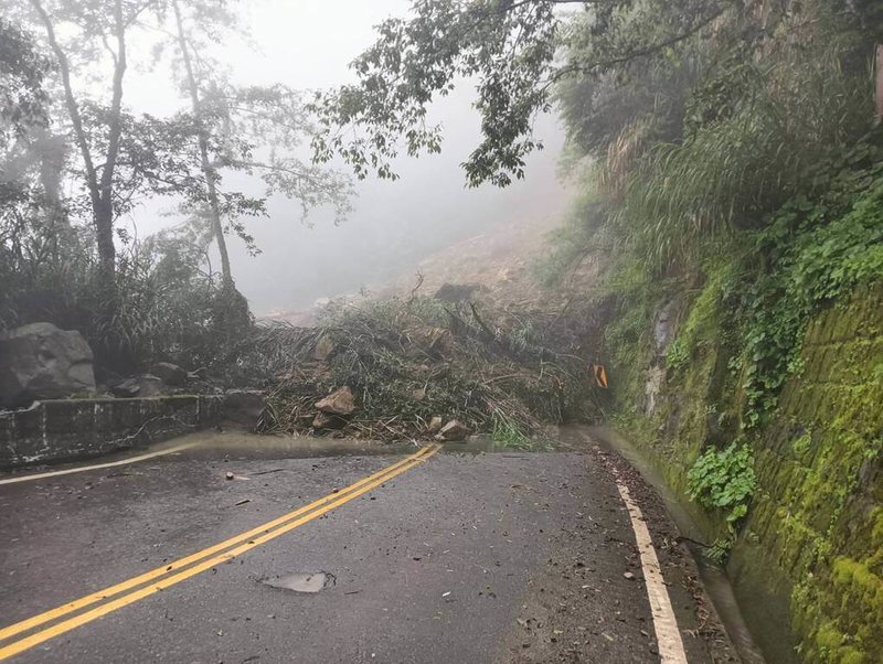 南投縣信義鄉15日午後雨勢持續，先前曾有邊坡坍方紀錄的台21線指標132.3公里處、靠近和社二號明隧道附近一處邊坡下午發生大規模崩塌，大量土石阻斷雙向交通，公路局中區養護工程分局目前已緊急調度機具進場搶修。（公路局提供）中央社記者蕭博陽南投縣傳真  113年8月15日