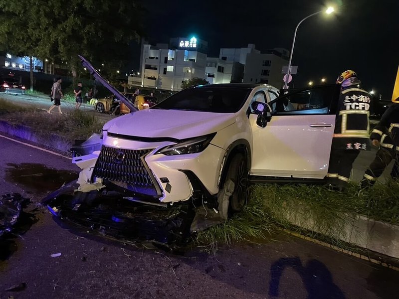 台中市西屯區馬龍潭路與龍富路5段路口15日凌晨發生小客車疑似自撞分隔島車禍，駕駛與乘客受困車內，由消防人員協助脫困送醫。（民眾提供）中央社記者郝雪卿傳真  113年8月15日