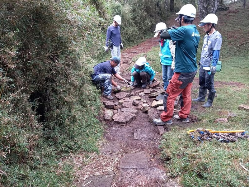 玉山塔塔加、麟趾山遊客眾多，為維護步道行走品質，玉山國家公園管理處近日與台灣千里步道協會合作，手作修復階梯、改善路面排水等，避免大型機具及外來材料干擾環境。（玉管處提供）中央社記者蕭博陽南投縣傳真  113年8月15日