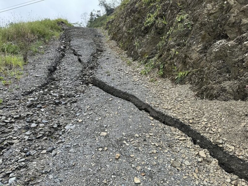 高雄六龜及桃源區間的藤枝聯外道路柔合橋上邊坡高繞便道，路面出現逾10公分裂隙，考量位處崩塌潛勢區域且裂縫位移達警戒值，再加上近日恐有豪大雷雨，已緊急封閉便道禁止通行並管制。（農業部林業及自然保育署屏東分署提供）中央社記者張已亷傳真  113年8月15日