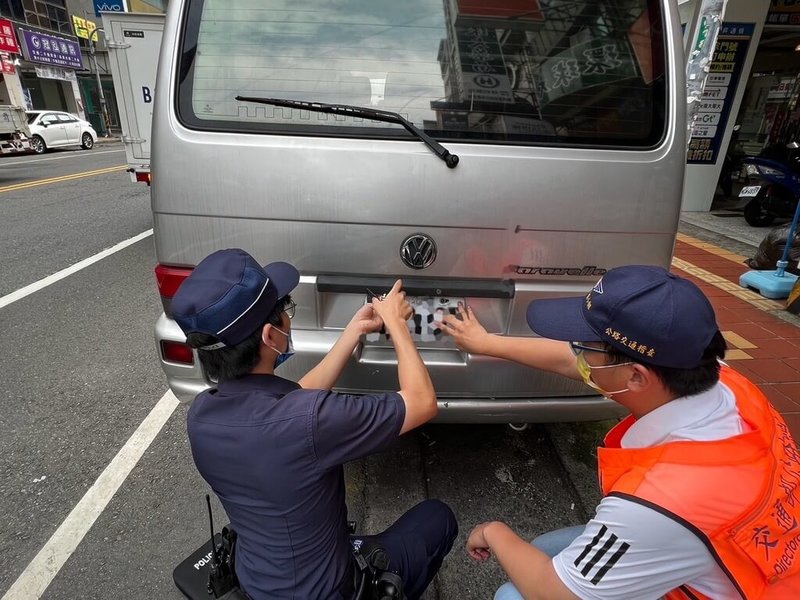 有鑑於偽、變造車牌日漸增加，南投縣警察局19日起至9月底將實施「淨牌專案」，加強取締使用偽造、變造或矇領牌照、牌照借供他車使用或使用他車牌照、未領用有效牌照、懸掛他車號牌、未懸掛號牌於道路停車等違規。（警方提供）中央社記者蕭博陽南投縣傳真  113年8月15日