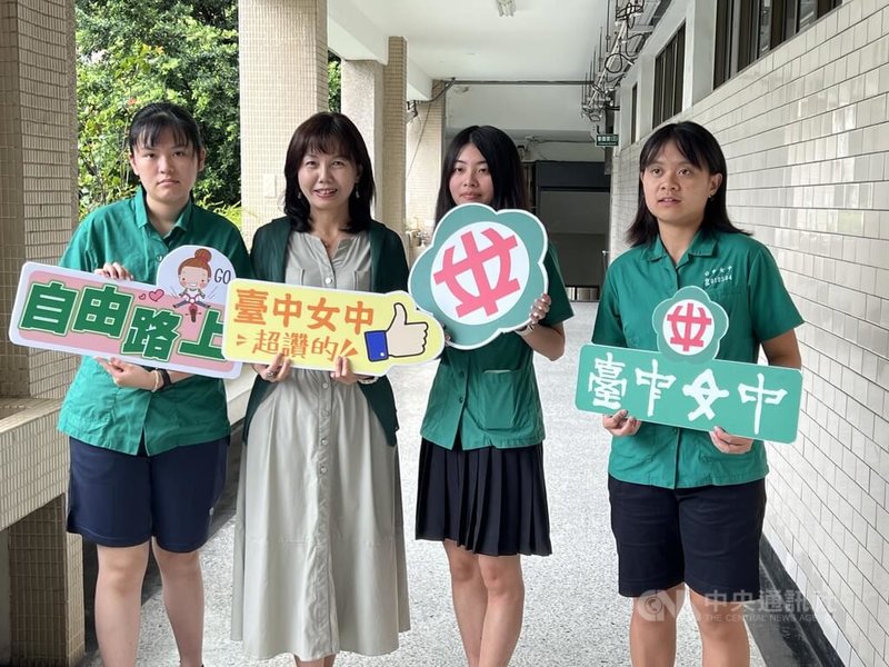113學年度大學分發入學管道15日放榜,台中女中校長洪幼齡(左2)說明分發結果,並與錄取台大醫學系的學生曾盈盈(左)、台大法律系財經法學組的張靜芸(右2)、台大政治系國際關係組的吳善宇合影。中央社記者郝雪卿攝 113年8月15日