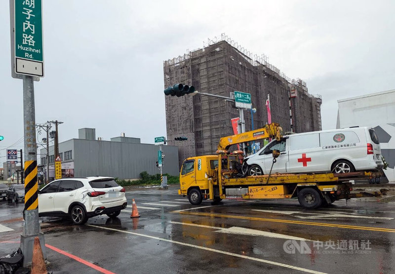 嘉義市湖子內重劃區15日發生一起民間救護車與自小客車車禍事故，造成3人受傷送醫，2名駕駛皆無酒駕，確切事故原因尚待進一步釐清。中央社記者黃國芳攝  113年8月15日