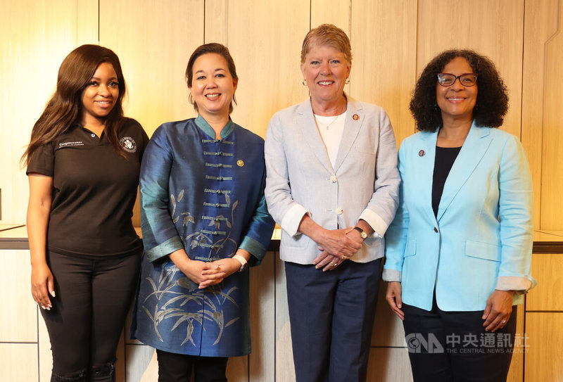 美國聯邦眾議員史垂克蘭（Marilyn Strickland，另譯，史崔珂蘭）（右）率領民主黨議員團訪問台灣，15日與成員布朗莉（Julia Brownley）（右2起）、德田（Jill Tokuda）、克勞基特（Jasmine Crockett）接受中央社專訪。中央社記者趙世勳攝 113年8月15日