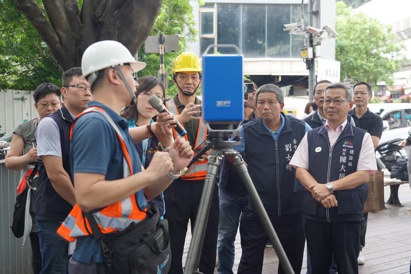 台中市政府與中興大學園藝系等單位攜手合作，在南屯區大容東、西街導入「光達檢測」技術護樹，台中市建設局長陳大田（前右）等人15日視察了解作業情形。（台中市政府提供）中央社記者郝雪卿傳真  113年8月15日