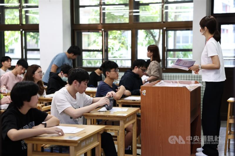 113學年大學分發入學管道15日放榜，錄取率94.62%，近4年最低。圖為113學年度分科測驗試務人員向考生說明試場規則。（中央社檔案照片）