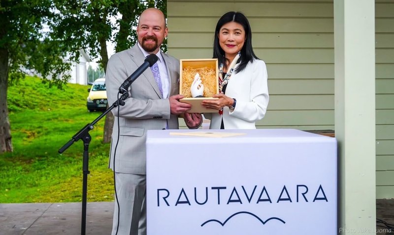 花蓮縣政府選送在地石雕家赴芬蘭勞塔瓦拉(Rautavaara)市駐村創作,打造東方五行概念的石雕作品「榮Prosperity」並完成移交儀式,駐芬蘭代表處代表張秀禎(右)在儀式上代表縣府致贈駐村作品微型雕塑給勞塔瓦拉市長凱爾納(Mikko Kärnä)(左)。(駐芬蘭代表處提供)中央社記者張祈傳真 113年8月15日