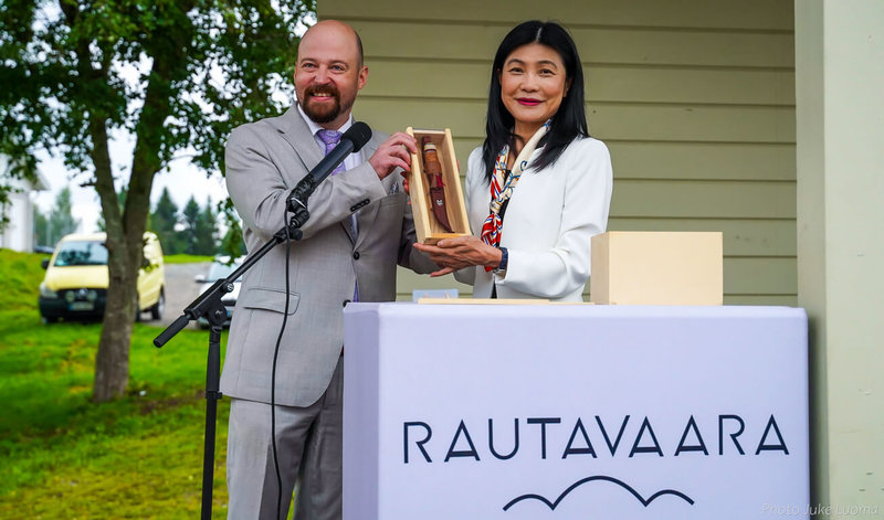花蓮縣政府首度與芬蘭勞塔瓦拉(Rautavaara)市政府合作,邀花蓮石雕家駐村創作,駐芬蘭代表處代表張秀禎(右)與勞塔瓦拉市長凱爾納(Mikko Kärnä)(左)互贈紀念品。(駐芬蘭代表處提供)中央社記者張祈傳真 113年8月15日