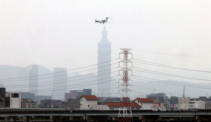 圖為台北市區一處高壓電塔。（中央社檔案照片）