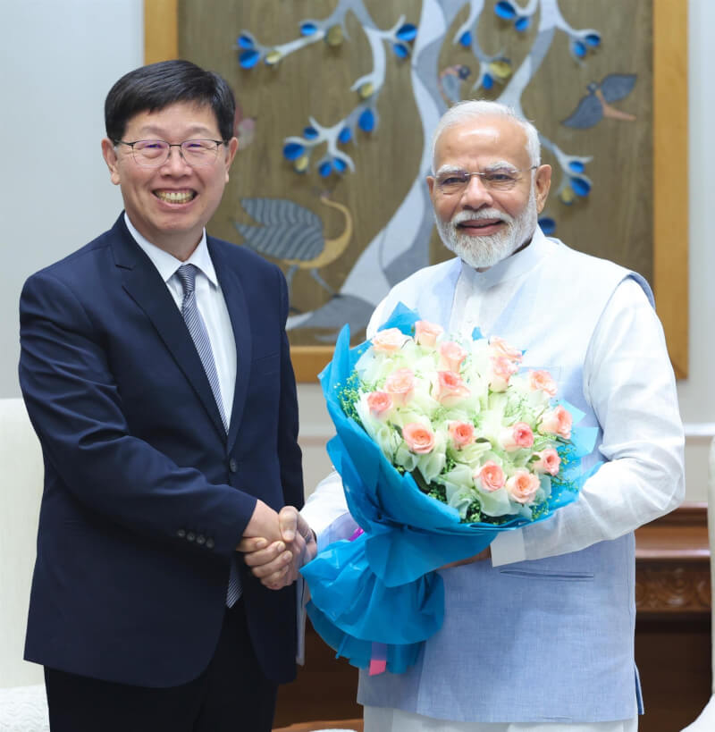 鴻海董事長劉揚偉14日拜訪印度總理莫迪。（圖取自x.com/narendramodi）