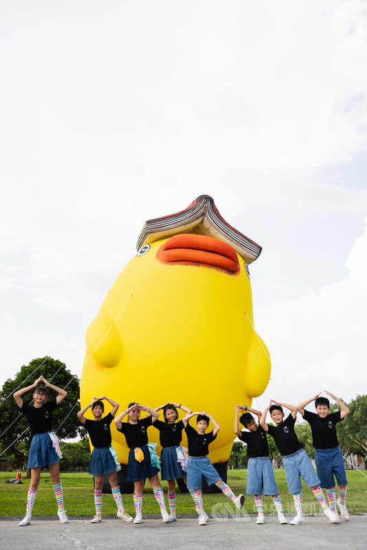 2024屏東夏日狂歡祭在縣民公園登場,並放置超萌書鴨大型充氣裝置,藝術家阿咧表示,人們不斷追逐時間,卻忘了好好放鬆紓壓,因此藉由幽默諧音梗創作,將書「壓」在10公尺高的黃鴨上,盼觀者看了舒緩煩悶心情,他17日也將現身導覽作品。(屏東縣政府傳播暨國際事務處)中央社記者黃郁菁傳真 113年8月15日