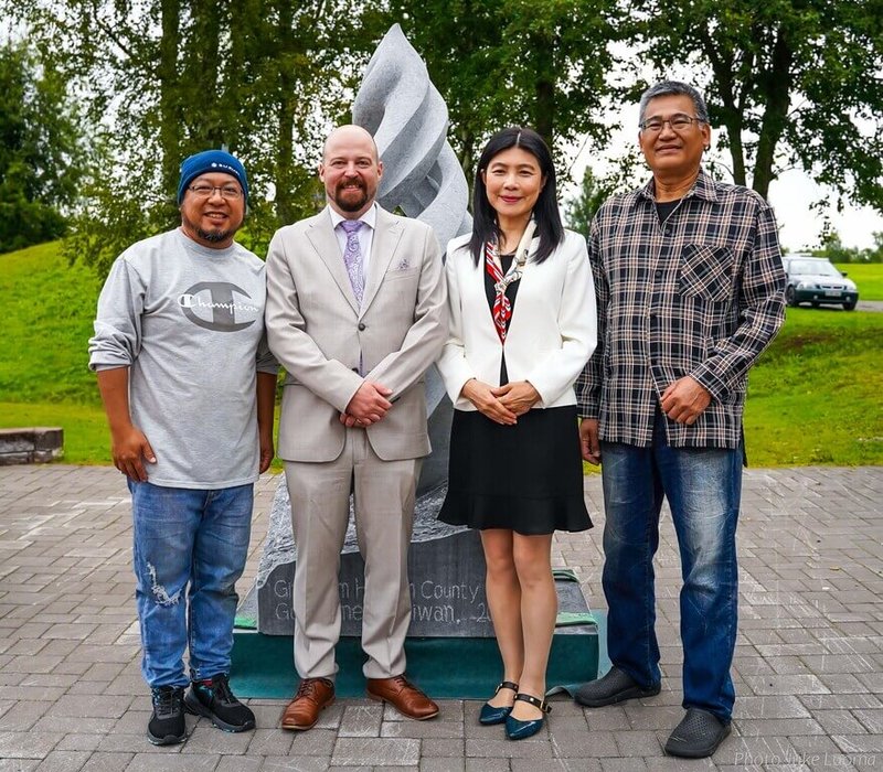 石雕藝術家林立仁（左）及鄭詠鐸（右）赴芬蘭勞塔瓦拉市駐村創作，並將作品移交給勞塔瓦拉市。勞塔瓦拉市長凱爾納（Mikko Kärnä）（左2）及駐芬蘭代表張秀禎（右2）參與揭幕及移交典禮。（駐芬蘭代表處提供）中央社記者張祈傳真 113年8月15日