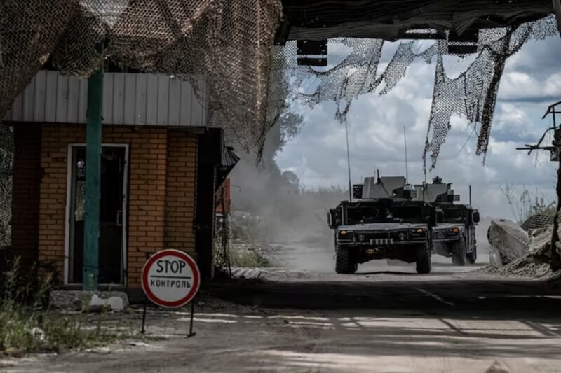 圖為烏克蘭軍車13日行駛在俄羅斯邊境的蘇米地區。（路透社）