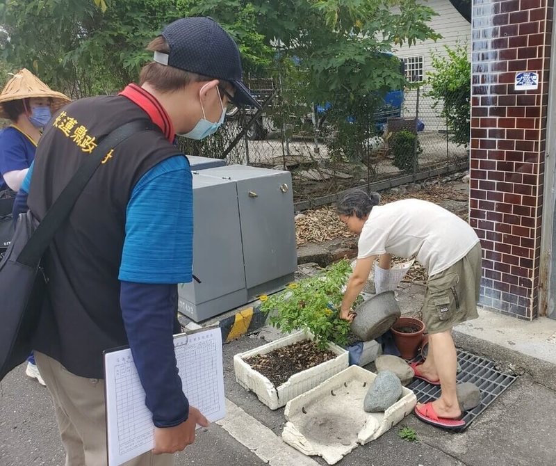 目前為登革熱流行季節且恰逢颱風季，易孳生病媒蚊及疾病，花蓮縣衛生局15日提醒民眾應提高警覺，定期巡查並清除家戶內外積水容器，加強環境整頓與消滅孳生源，避免病媒蚊繁殖。（花蓮縣衛生局提供）中央社記者李先鳳傳真  113年8月15日