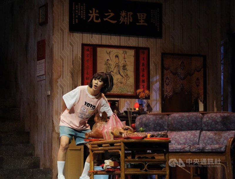 綠光劇團戲劇「人間條件一」重磅回歸,16日舉辦總彩排記者會,演員方宥心(圖)一人分飾兩角,分別詮釋16歲的阿美,以及返回人間的已逝阿嬤。中央社實習記者林意芸攝 113年8月16日