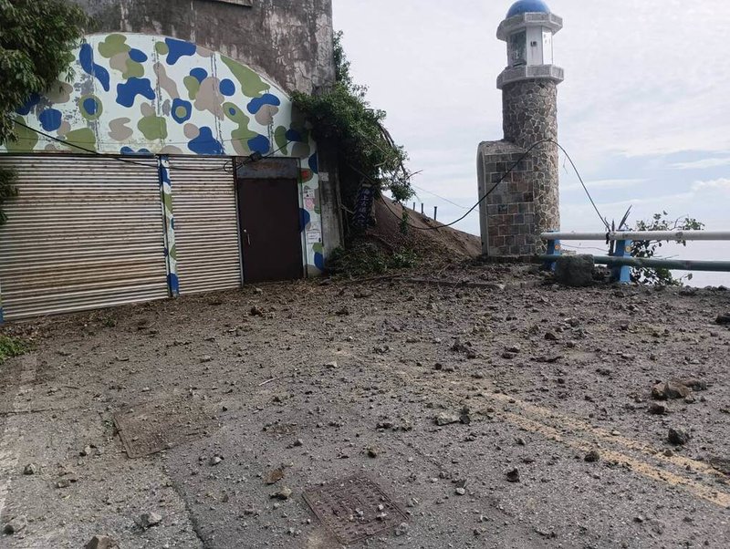 花蓮東部海域16日發生多起地震，最大規模6.3，台11線親不知子海上古道邊坡坍方，古道入口被掩埋，所幸坍方處是管制區，未開放人員進入。（豐濱鄉公所提供）中央社記者張祈傳真 113年8月16日