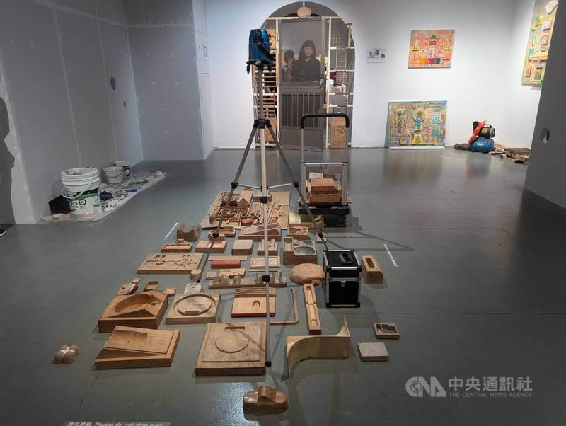 台北當代藝術館17日起將推出「未境之域—林書楷個展」，以雙展間探究藏在時間中消逝之物，並透過一扇紗門連結展區，象徵從「未完成」到「未來」的時間態樣。中央社記者王寶兒攝 113年8月16日