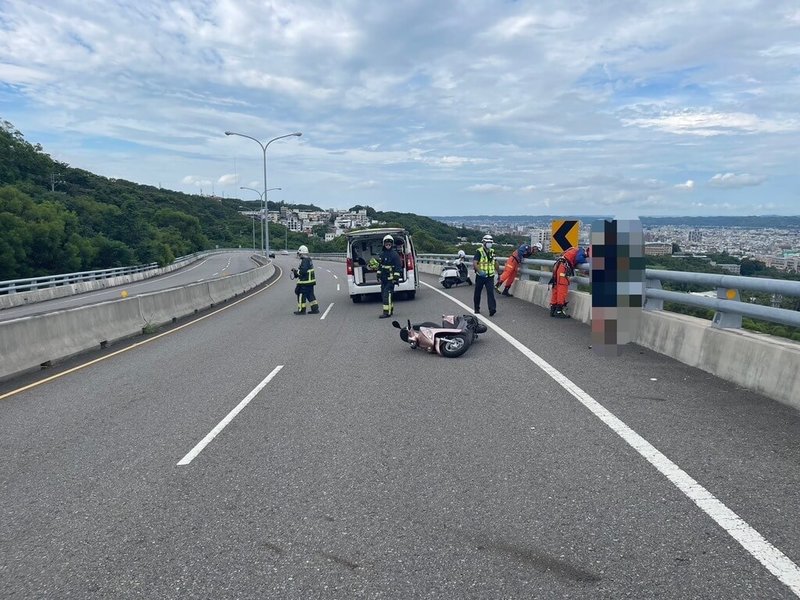 苗栗市台13線大坪頂路段15發生死亡事故，1名機車騎士撞擊護欄後疑負傷墜落約50公尺深橋下邊坡，消防人員獲報救援後送醫不治。（民眾提供）中央社記者管瑞平傳真  113年8月16日