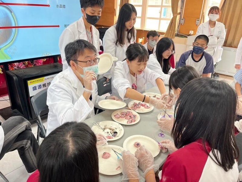 康寧大學視光科與新北市三峽國中合作，近日舉辦視力保健營隊，透過趣味互動形式，讓年輕學子學習相關知識。（康寧大學提供）中央社記者陳至中台北傳真  113年8月16日