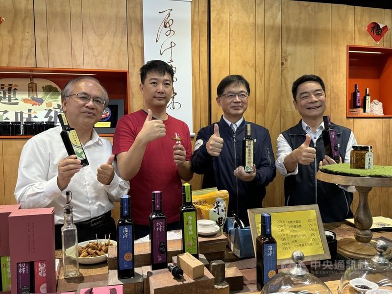 交通部長李孟諺(右2)16日上午到花蓮在地百年老店新味醬油參訪,實際走入店面關心銷售狀況,為業者打氣,也盼花蓮能盡快走出觀光困境。中央社記者張祈攝 113年8月16日