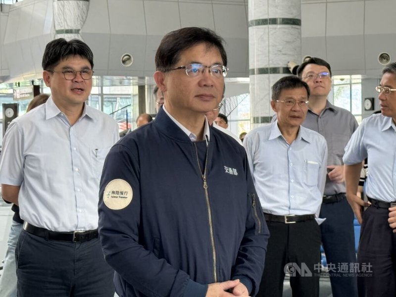 對於花蓮對外交通長期仰賴鐵公路,交通部長李孟諺(左2)16日至花蓮航空站視察,研議未來如何增加例行性班次。中央社記者張祈攝 113年8月16日