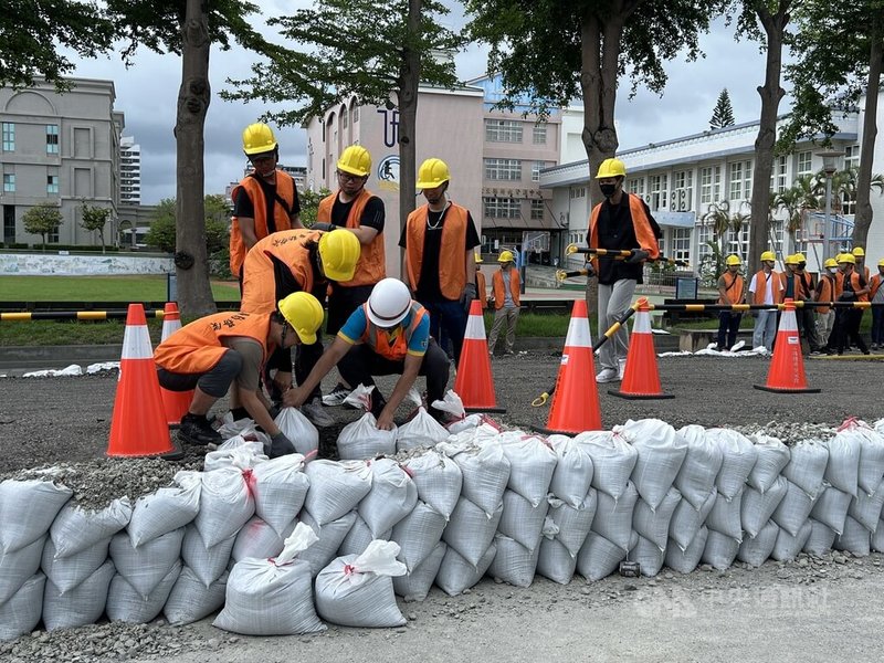 因應戰時及恐攻，交通部公路局16日配合教育召集員演練台東主要聯外道路台11線道路緊急修補，35名教召員分成交通維護、沙包裝填和道路修復3組，在模擬的受損道路進行搶修演練。中央社記者盧太城台東攝  113年8月16日