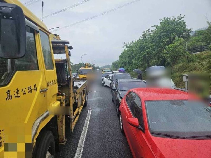 國道1號南下三義路段16日下午接連發生3起追撞事故，多輛自小客車占據內側及中線車道，導致後方車流一度嚴重回堵，所幸事故僅造成2人輕傷並未送醫。（民眾提供）中央社記者管瑞平傳真  113年8月16日