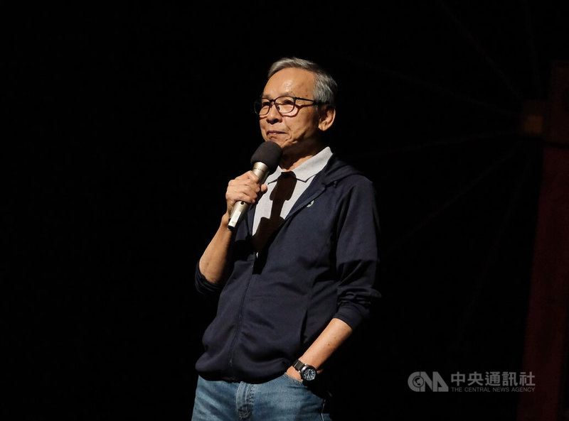 綠光劇團國民戲劇「人間條件一」回歸再升級,16日下午在台北舉行總彩排記者會,編導吳念真(圖)感性分享指出,「人間條件一」是他第一個舞台劇,相隔多年再重演,他稱讚執行導演和演員都很年輕有想法,「我覺得不像在看我寫的戲,而是我這20幾年的人生回憶」。中央社實習記者林意芸攝 113年8月16日