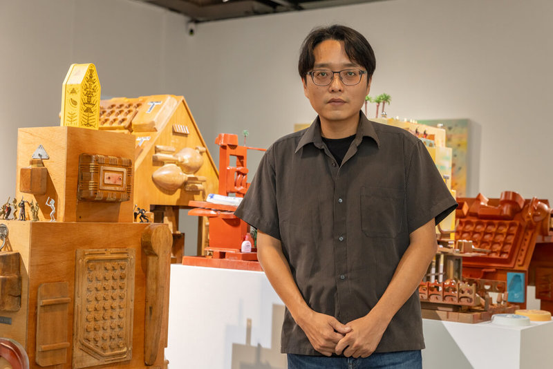 台北當代藝術館16日舉行「未境之域—林書楷個展」展前記者會,藝術家林書楷(圖)見證家中傳統模具鑄造業生意逐漸沒落之際,也透過藝術創作另類「接棒」,將模具運用在作品中。(台北當代藝術館提供)中央社記者王寶兒傳真 113年8月16日