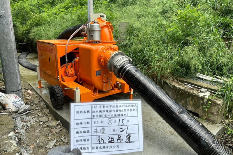 台南市永康區中正路高速公路涵洞及周邊容易在強降雨後發生積淹水情形，台能市政府8月增加1部移動式抽水機，現場共預布3台抽水機待命。（台南市水利局提供）中央社記者楊思瑞台南傳真  113年8月16日