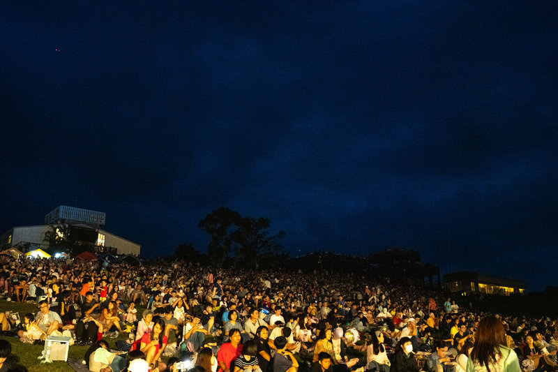 台東熱氣球嘉年華活動進入倒數，壓軸光雕音樂會19日將在鹿野鄉永安村高台大草原安排配合無人機和煙火表演。圖為15日晚間倒數第2場光雕音樂會，湧入大批人潮觀賞。（台東縣政府提供）中央社記者盧太城台東傳真  113年8月16日