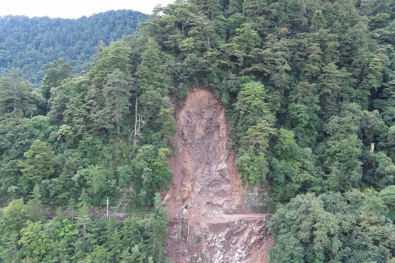 連續大雨加上地震影響，台8線中橫公路97K榮興路段邊坡大面積崩坍，導致交通阻斷。谷關工務段16日指出，如無持續降雨、地震等不利因素影響，預計23日可搶通。（谷關工務段提供）中央社記者趙麗妍傳真  113年8月16日