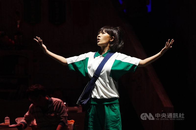 綠光劇團「人間條件一」16日下午舉辦總彩排記者會,演員方宥心(圖)在開場時獨自詮釋演出內心戲。中央社記者徐肇昌攝 113年8月16日
