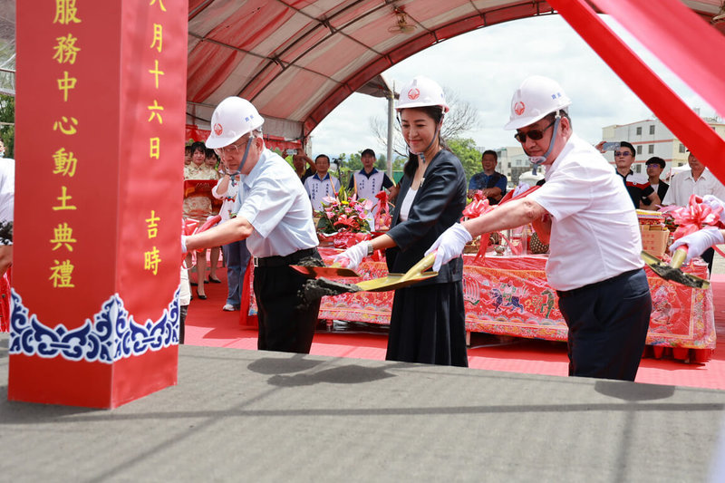 南投縣草屯手工藝產業園區整體開發工程已近6成，縣府16日舉行園區服務中心動土典禮，縣長許淑華（前中）等人出席執鏟。（南投縣政府提供）中央社記者鄭維真傳真  113年8月16日