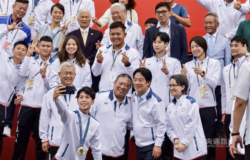 「Our Heroes！Team Taiwan 台灣英雄 榮耀同行」活動16日登場，下午在總統府舉辦英雄派對，勇奪巴黎奧運女子拳擊57公斤級金牌的台灣好手林郁婷（前左）拿起手機與總統賴清德（前右2）、副總統蕭美琴（前右1）、中華奧會主席林鴻道（前右3）及選手們自拍。中央社記者裴禛攝 113年8月16日