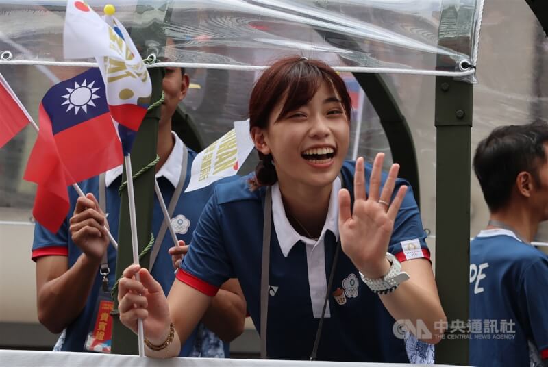 跆拳道選手羅嘉翎(中)沿途向民眾揮手致意。中央社記者趙世勳攝 113年8月16日