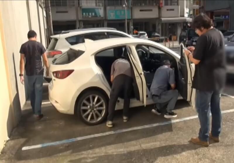 台中市刑警大隊執行淨牌專案,警方搜索買家吳姓男子的車輛。(民眾提供)中央社記者趙麗妍傳真 113年8月16日