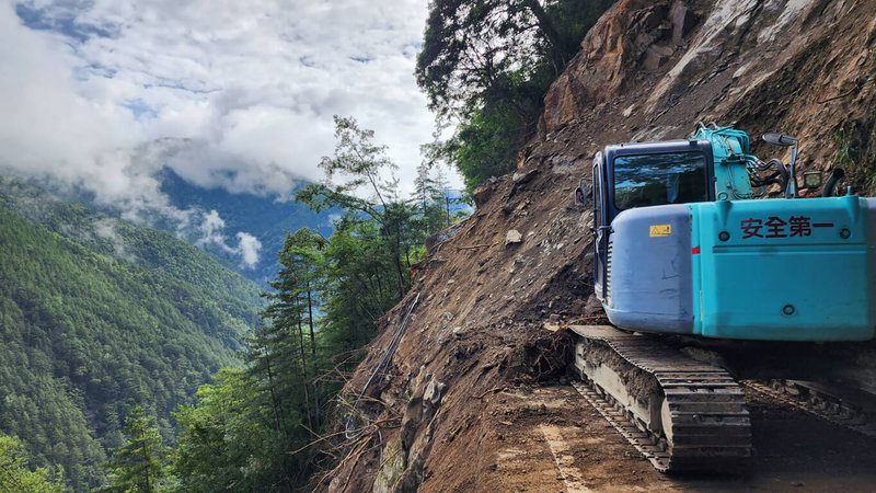 台8線中橫公路97公里榮興路段近日連續大雨，15日宜蘭地震後，於16日凌晨2時左右發生大規模坍方，路基、護欄均受損，梨山往大禹嶺方向阻斷；公路局獲報即調派機具前往搶通。（谷關工務段提供）中央社記者鄭維真傳真  113年8月16日